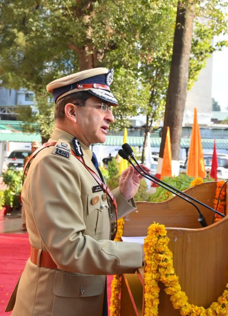 उत्तराखण्ड महोदय ने ध्वजारोहण कर सभी को संविधान की उद्देशिका की दिलाई शपथ।