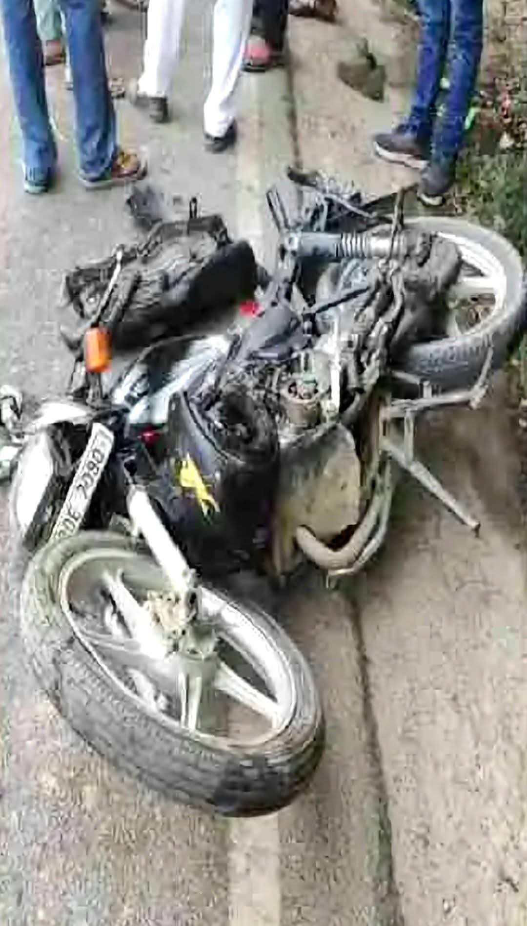 मोटरसाइकिल और बस की आमने-सामने जोरदार टक्कर तीन लोगों की मौके हुई मौ*त।