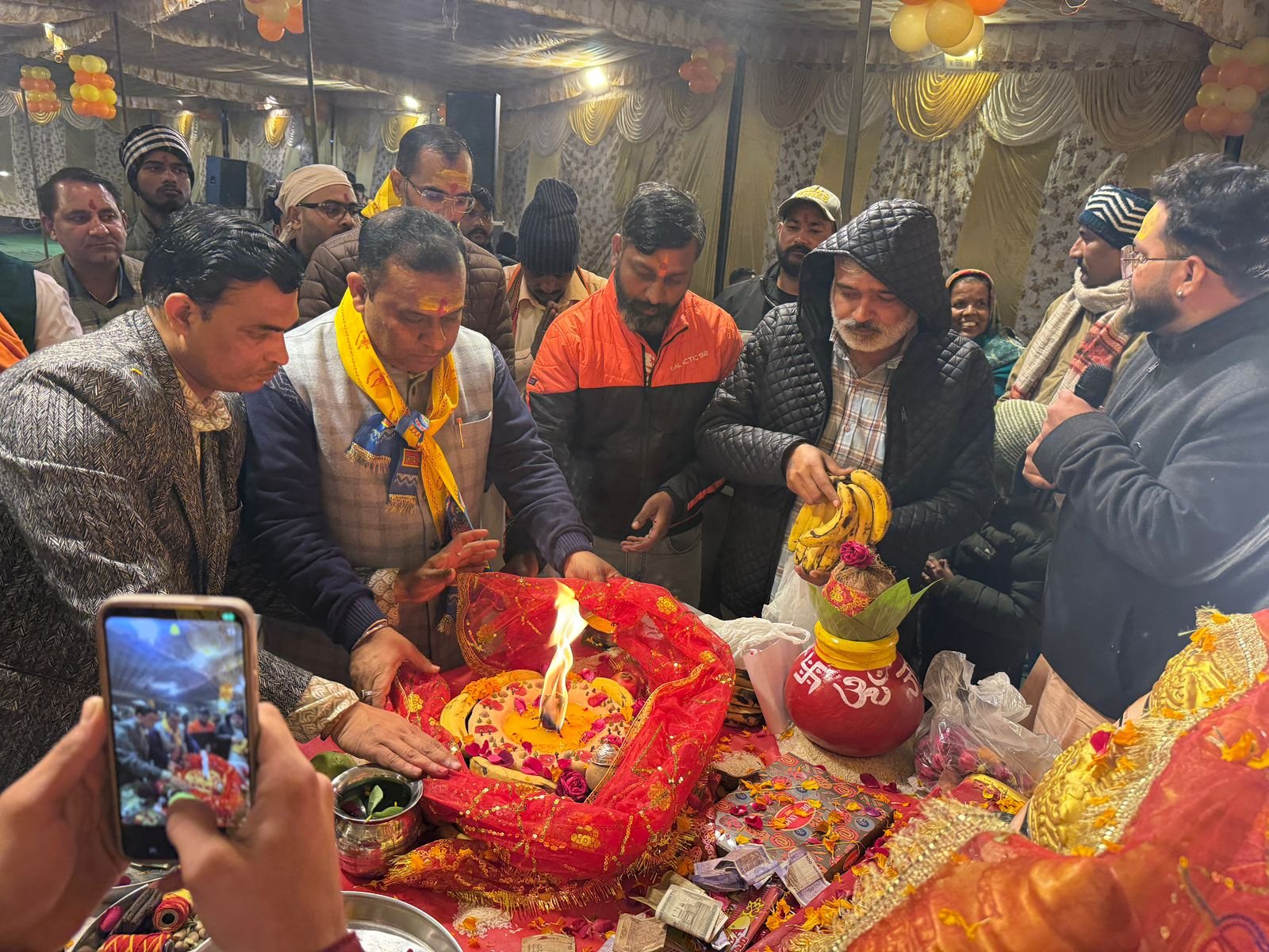 रुद्रपुर – श्री राम मंदिर अयोध्या की प्राण प्रतिष्ठा को 2 वर्ष पूरे होने के अवसर पर काशीपुर बायपास रोड स्थित इंडियन गैस एजेंसी में भव्य राम मंदिर और माता का विशाल जागरण आयोजित किया गया।