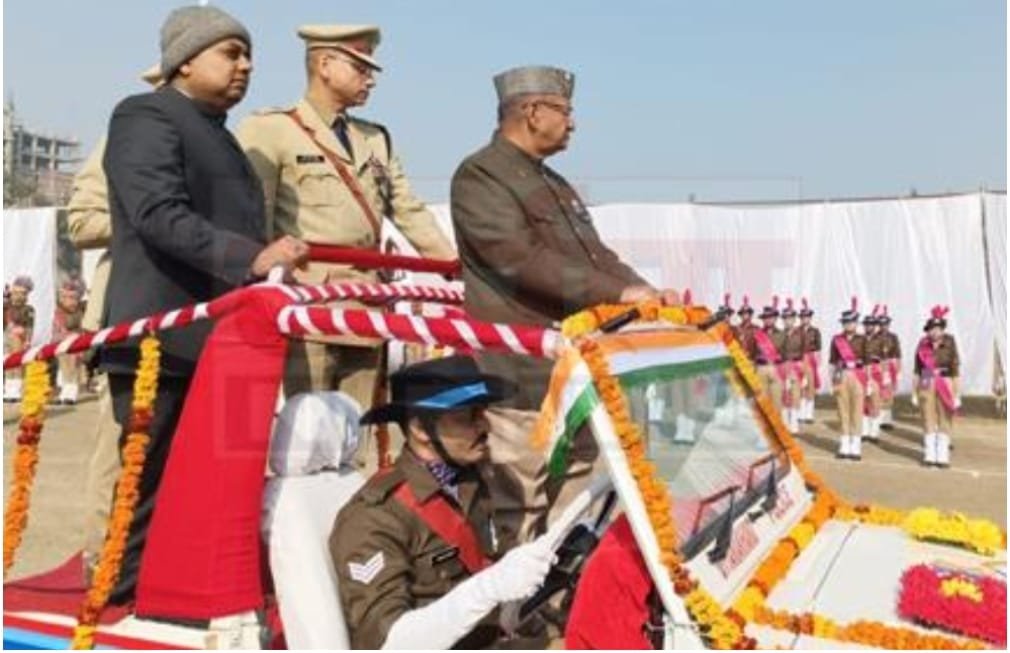 देश के युवा वर्ग को खुद को देश सेवा और समाज के प्रति अपने दायित्वों को निभाने के लिए समर्पित कर देना चाहिए।