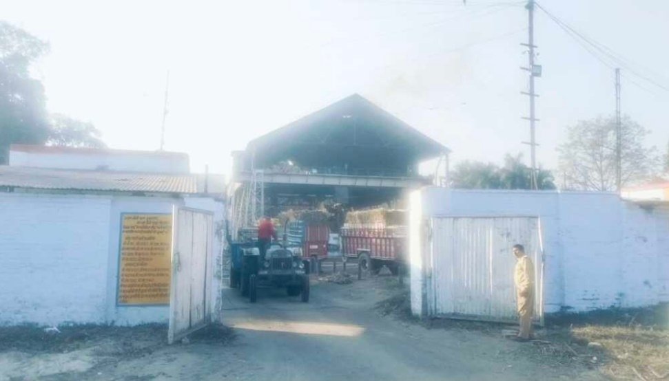 किच्छा:चीनी मिल यार्ड में बुधवार को गन्ना उतारने को लेकर हंगामा गन्ना लेकर मिल पहुंचे दो भाइयों ने क्रेन ऑपरेटर पर मारपीट का आरोप मौके पर पहुंचीं पोलिस