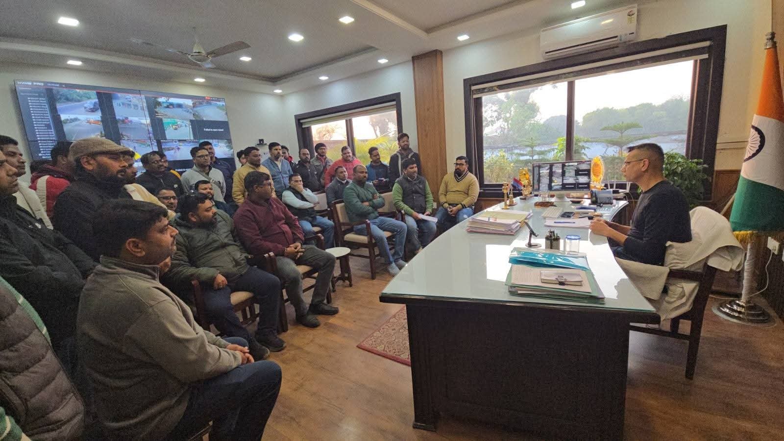 रुद्रपुर। नगर सिटी क्लब में आज जिले भर के पत्रकारों की एक बड़ी बैठकएसएसपी आवास पहुंचे, जहां पर एसएसपी ने पत्रकारों की बात गंभीरता से सुनने के बाद दोनों ही मामलों में उचित कार्रवाई का भरोसा दिया।