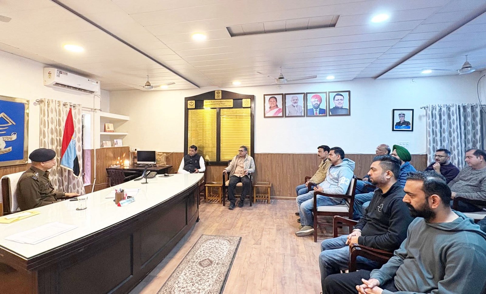 मोबाइल मंत्रा दुकान मे हुई चोरी की वारदात को लेकर विधायक शिव अरोरा ने व्यापारी संग की एसएसपी से मुलाक़ात! जल्द से जल्द घटना का खुलासा करने की रखी मांग