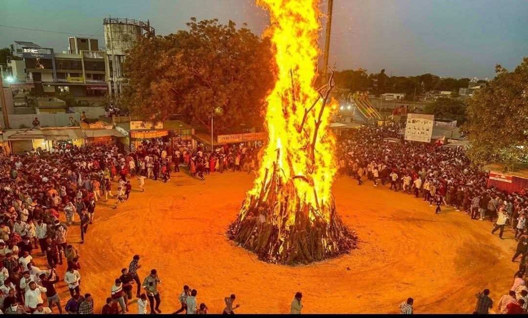 होलिका दहन पर ग्रहण का साया! भद्रा और सूतक के बीच फंसा मुहूर्त।