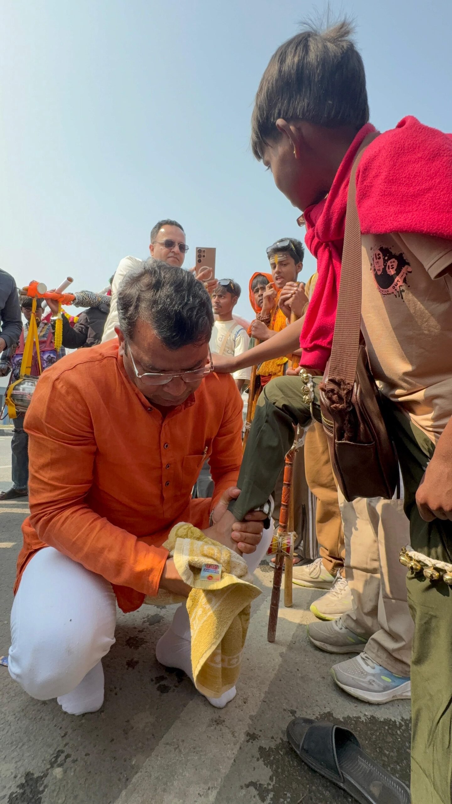 विधायक शिव अरोरा ने हरिद्वार से पवित्र जल लेकर आये कावरियो के चरण धोकर किया स्वागत।