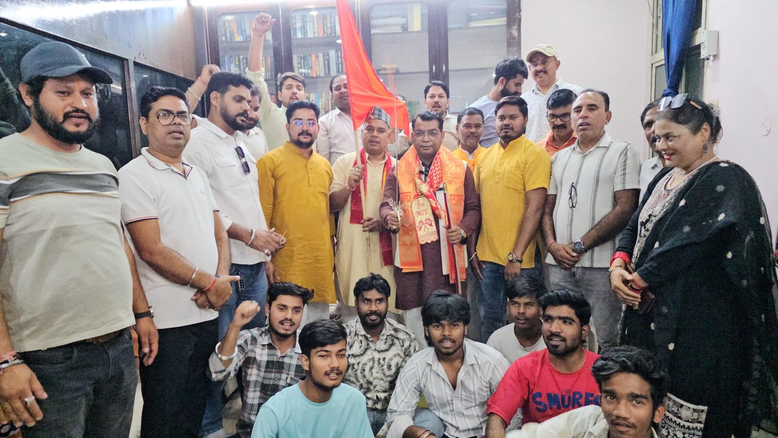 सख्त जनसंख्या नियंत्रण क़ानून की मांग को गैरसैण विधानसभा मे उठाने पर विश्व हिन्दू परिषद,बजरंग दल ने विधायक शिव अरोरा का रामदरबार व तलवार भेट कर किया जोरदार स्वागत।